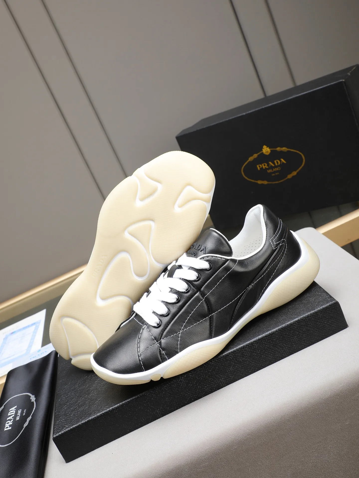 Men's Men's Shoes 💰700 Prada/Prada 1:1 men's casual shoes combine comfort with sophisticated and innovative design. The latest model features a sporty silhouette with visible topstitching that echoes the dynamic lines of the original. Inspired by driving shoes, this sneaker uses a soft and even cow upper, with a light and flexible rubber sole with a concave and convex pattern pattern, giving the sneaker a light appearance and smoothness. The upper is equipped with sports-style stitching, the tongue and laces are injection molded with Epoxy logo, sheep lining and cow foot pads, TPU ultra-light outsole, the upper foot is soft and comfortable, light and breathable! Code:38-39-40-41-42-43-44 (45 customized)